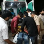 फिरोजाबाद के फरिहा क्षेत्र में ई-रिक्शा हादसे के बाद घायलों को एंबुलेंस से ट्रॉमा सेंटर ले जाते पुलिसकर्मी और स्थानीय लोग।