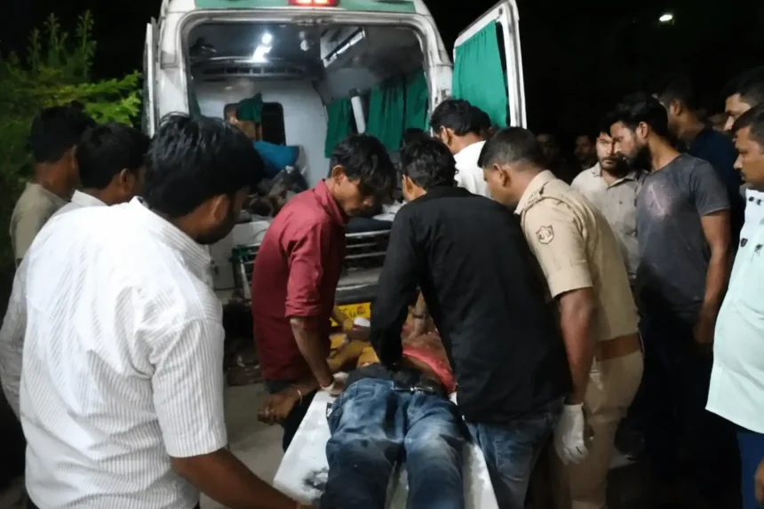 फिरोजाबाद के फरिहा क्षेत्र में ई-रिक्शा हादसे के बाद घायलों को एंबुलेंस से ट्रॉमा सेंटर ले जाते पुलिसकर्मी और स्थानीय लोग।