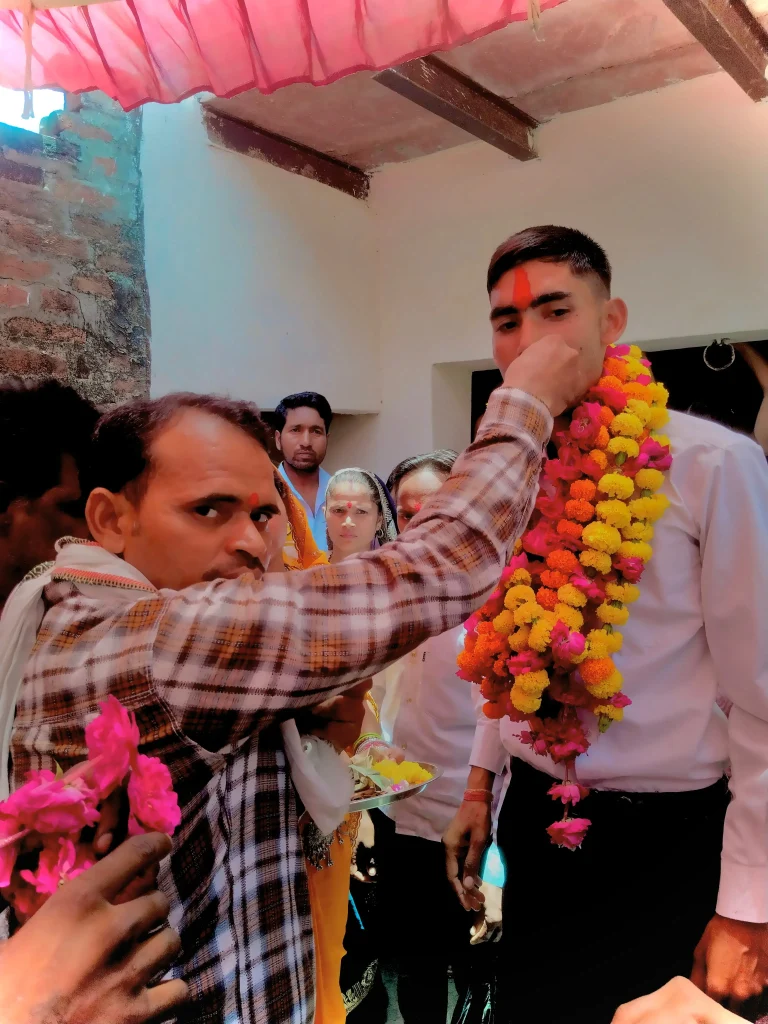 अग्निवीर भर्ती में पहले ही प्रयास में चयनित फिरोजाबाद के रूपसपुर के ठार नया बांस गांव के सोनू वर्मा अपने परिवार के साथ।