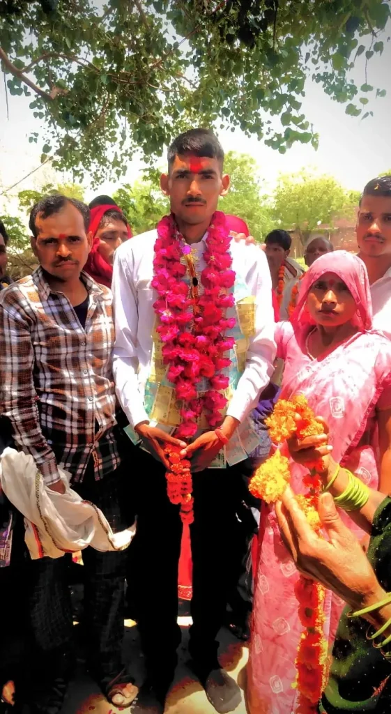 अग्निवीर भर्ती में पहले ही प्रयास में चयनित फिरोजाबाद के रूपसपुर के ठार नया बांस गांव के सोनू वर्मा अपने परिवार के साथ।