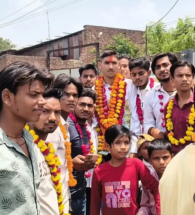 अग्निवीर भर्ती में पहले ही प्रयास में चयनित फिरोजाबाद के रूपसपुर के ठार नया बांस गांव के सोनू वर्मा अपने परिवार के साथ।