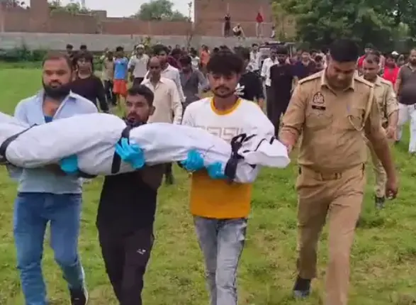 फिरोजाबाद के थाना उत्तर क्षेत्र में जीडी गोयंका स्कूल के पीछे खेत में पेड़ से लटका मिला 20 वर्षीय युवक रिंकेश उर्फ भोला का शव, मौके पर जांच करती पुलिस।