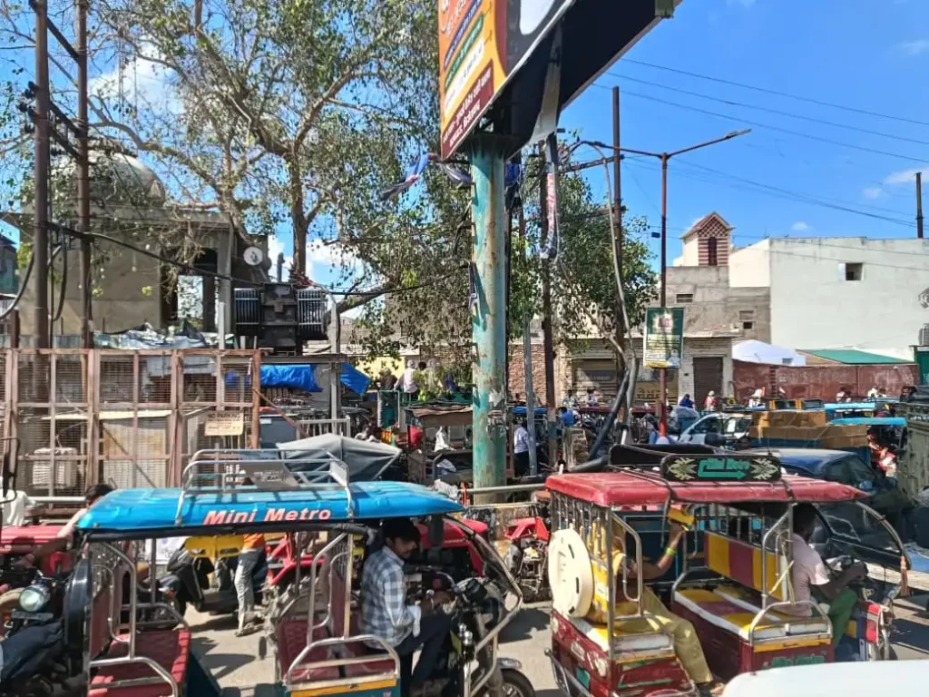 फिरोजाबाद रेलवे स्टेशन रोड पर गलत दिशा से आए ट्रैक्टर के कारण लगा ट्रैफिक जाम, भीषण गर्मी में स्कूल बसें और अन्य वाहन फंसे