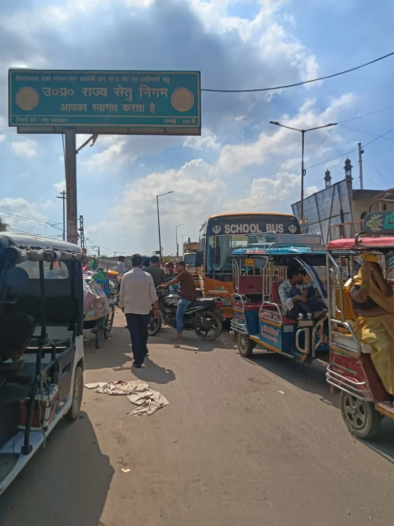 फिरोजाबाद रेलवे स्टेशन रोड पर गलत दिशा से आए ट्रैक्टर के कारण लगा ट्रैफिक जाम, भीषण गर्मी में स्कूल बसें और अन्य वाहन फंसे