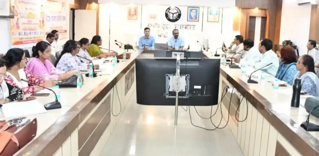 फिरोजाबाद में जिला परिषद समिति की बैठक के दौरान आंगनवाड़ी चयन प्रक्रिया और प्रधानमंत्री मातृ वंदना योजना की समीक्षा करते जिलाधिकारी संतोष कुमार शर्मा
